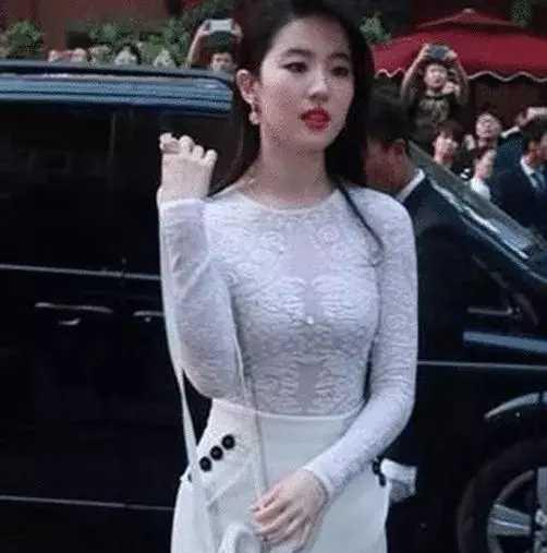 刘亦菲|刘亦菲难得性感一把：略微发福+烈焰红唇，女人味更浓了…