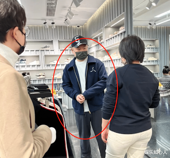 贾玲|岳云鹏无缘央视春晚,逛街买衣服被偶遇,体型消瘦小肚腩不见