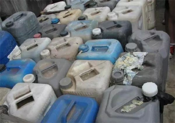 翡翠|曝光！地摊上叫卖的“极品翡翠”，竟然是这样制成的