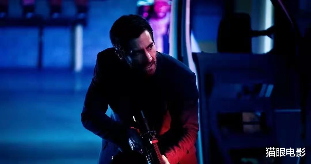 杰克·吉伦哈尔|女神艾莎染金发,涂烈焰红唇撞脸安吉丽娜朱莉,网友:这发色显老