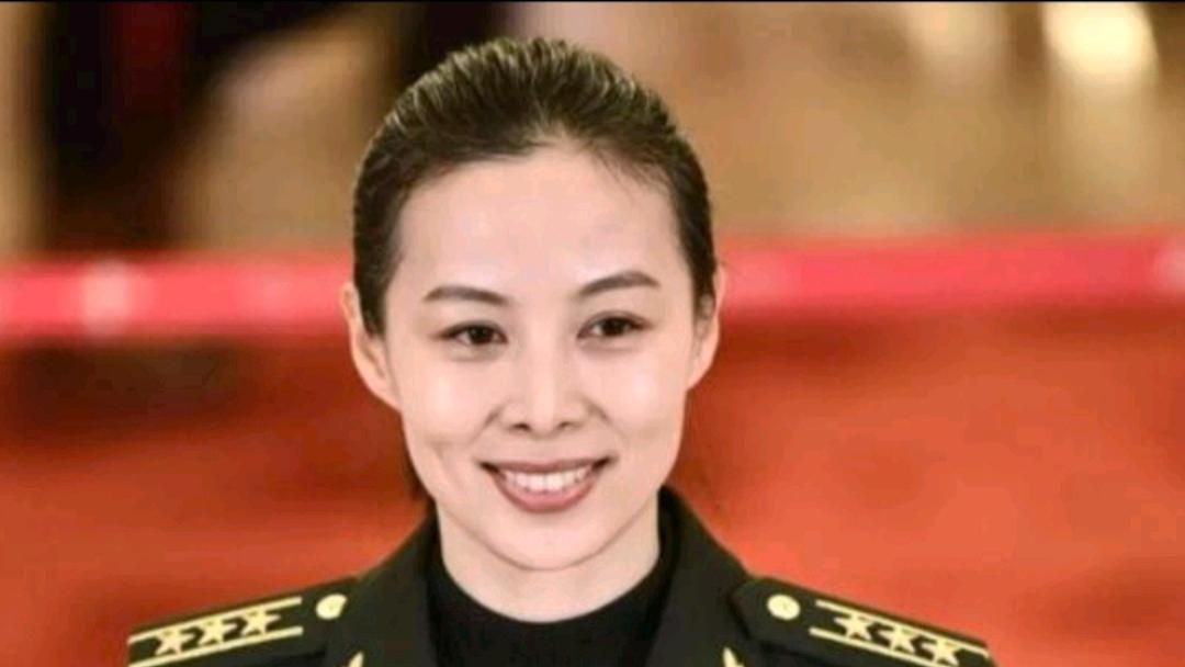 王亚平|王亚平大校和武大靖亮相大会上，身轻如燕青春靓丽，罕见合影曝光