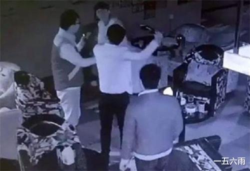 陕西男子酒吧被醉酒男挑衅,将其反杀被抓,挥瓶前七次陪笑求放过