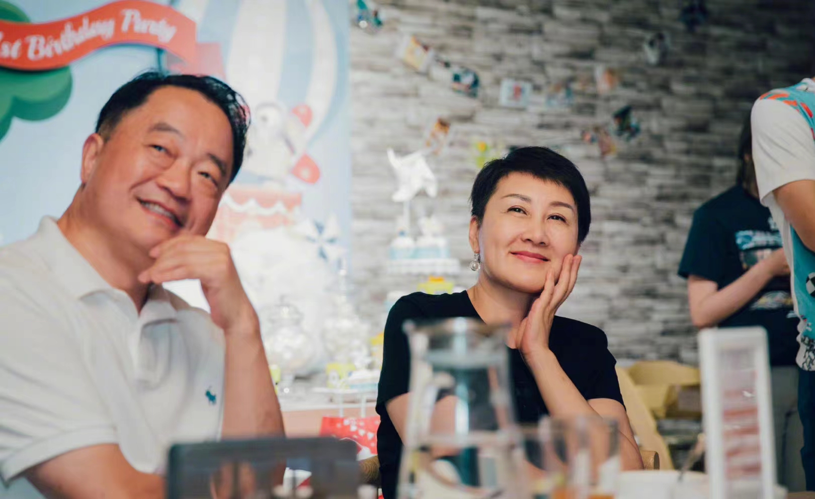 张凯丽|张凯丽与富豪老公逛夜市,穿百元T恤甜蜜牵手,结婚26年仍似热恋