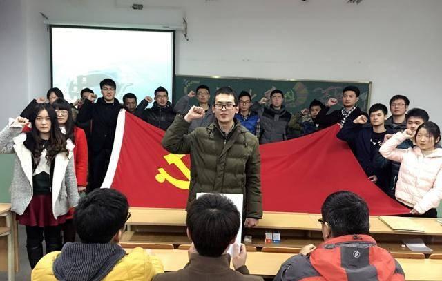 大学生|大学生想入党需要准备什么？过来人给出建议，这2人才是重要人物