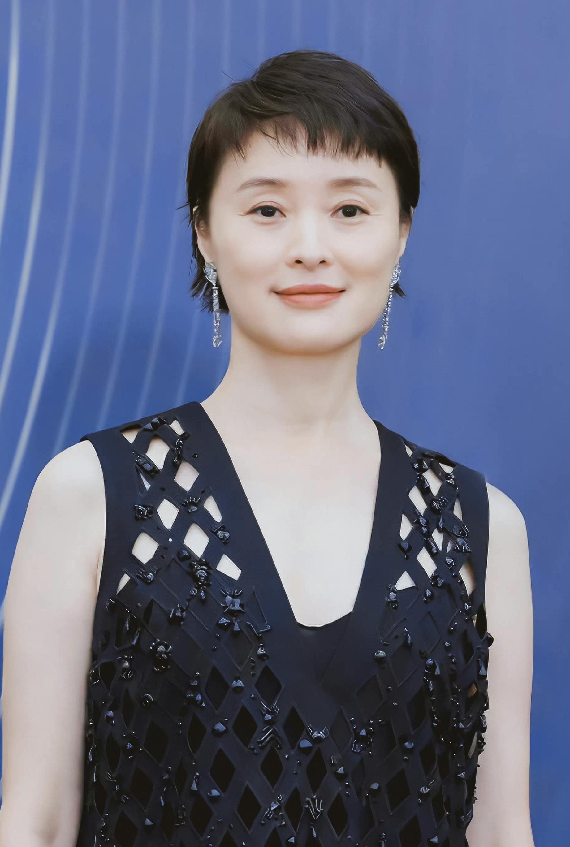海盐 红毯接连翻车：显脸大、老态、油腻，女明星也难逃刘海魔咒？