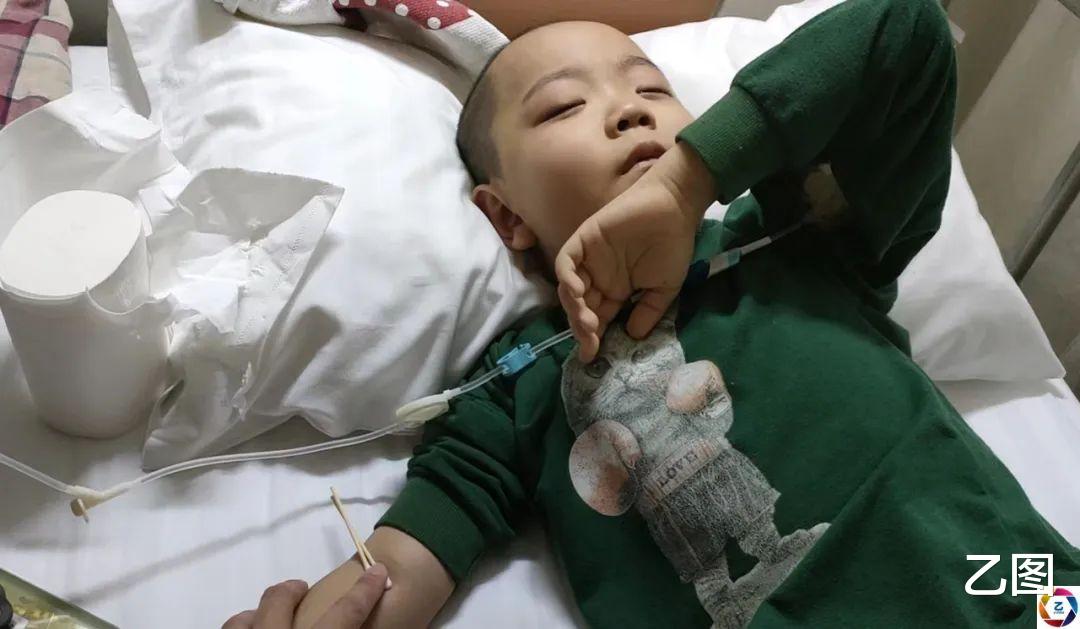 幼子患病无钱治,军人梦想成泡影,老兵爸爸在家给他军训圆梦