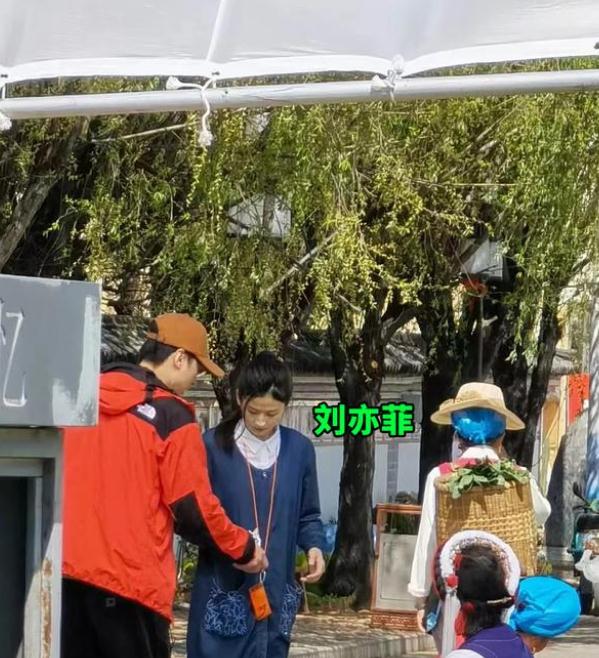 刘亦菲|刘亦菲被偶遇，抓拍的状态不一，网友：为啥忽胖忽瘦？