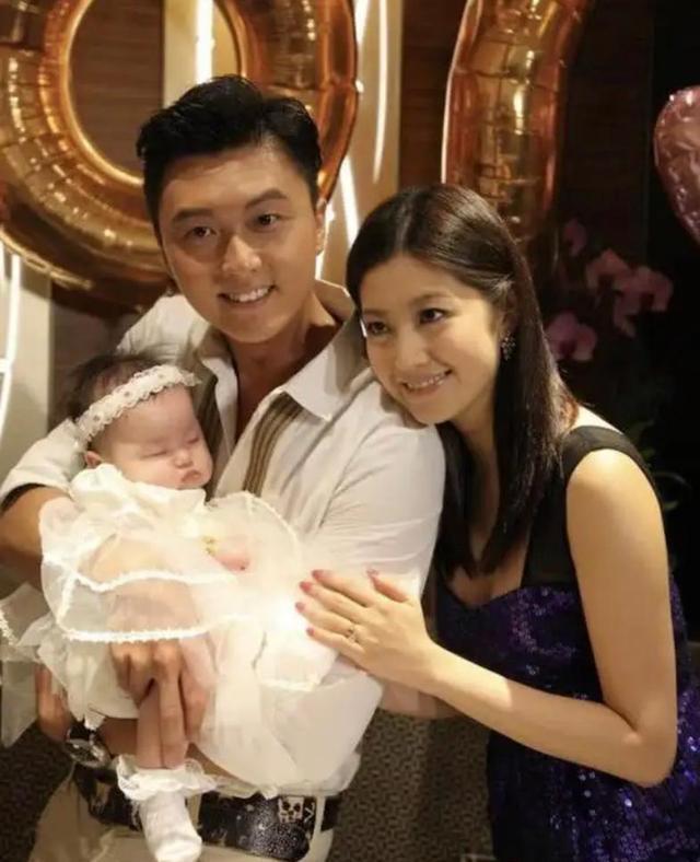 陈自瑶|陈自瑶自己带女儿还兼顾拍戏，与丈夫王浩信沟通少，如同单亲妈妈