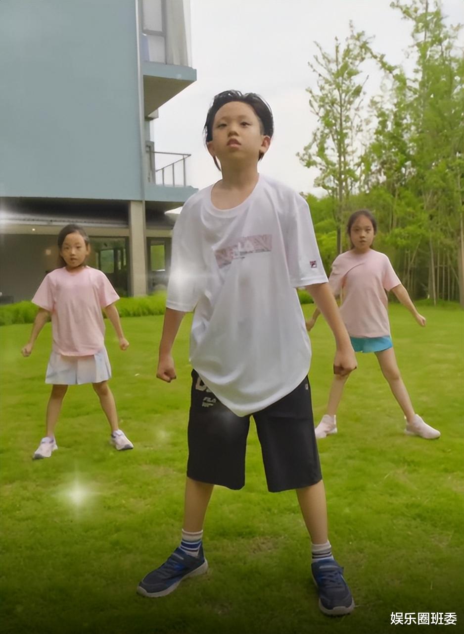 小泡芙|王婉霏晒三娃跳孤勇者功夫操,9岁小泡芙超粉嫩,身形高挑变甜妹