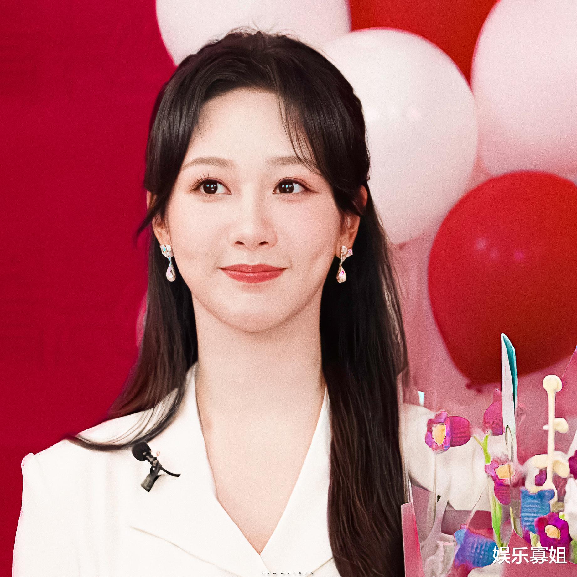 贾玲|杨紫出席品牌直播活动，状态很不错，还透露在嗑贾玲言承旭CP