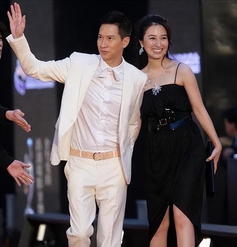 关咏荷|曾是TVB的当红花旦，为张家辉情愿当家庭主妇，如今关咏荷过得怎么样