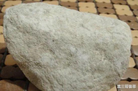 翡翠|每一块赌石的切涨都有迹可寻，行家解读白岩砂