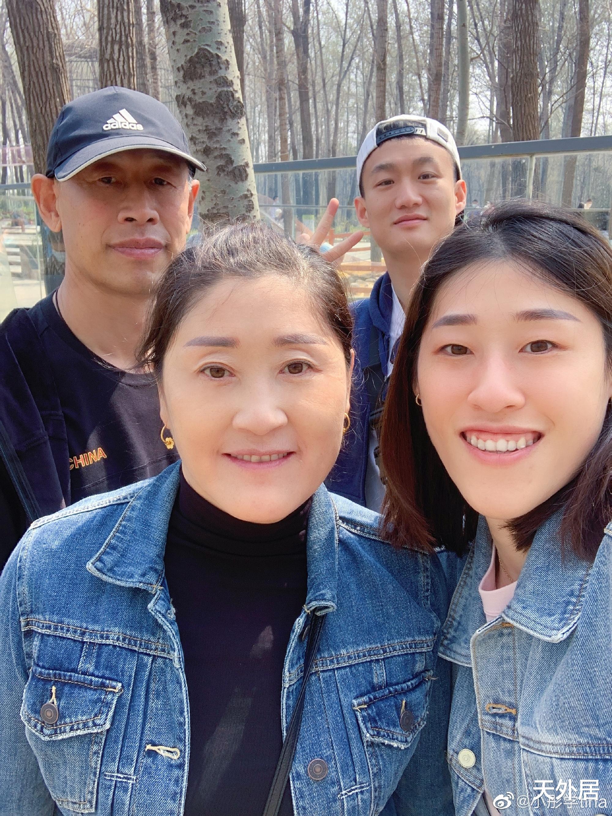 萨迪克|官宣了！32岁中国女排奥运冠军带男友见家长，晒出一家四口照片