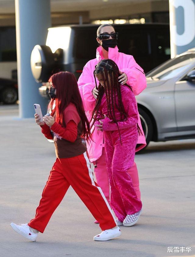 许佳琪|金卡戴珊与俩女儿同框,一身粉色装扮比“女儿”都嫩,也太敢穿了