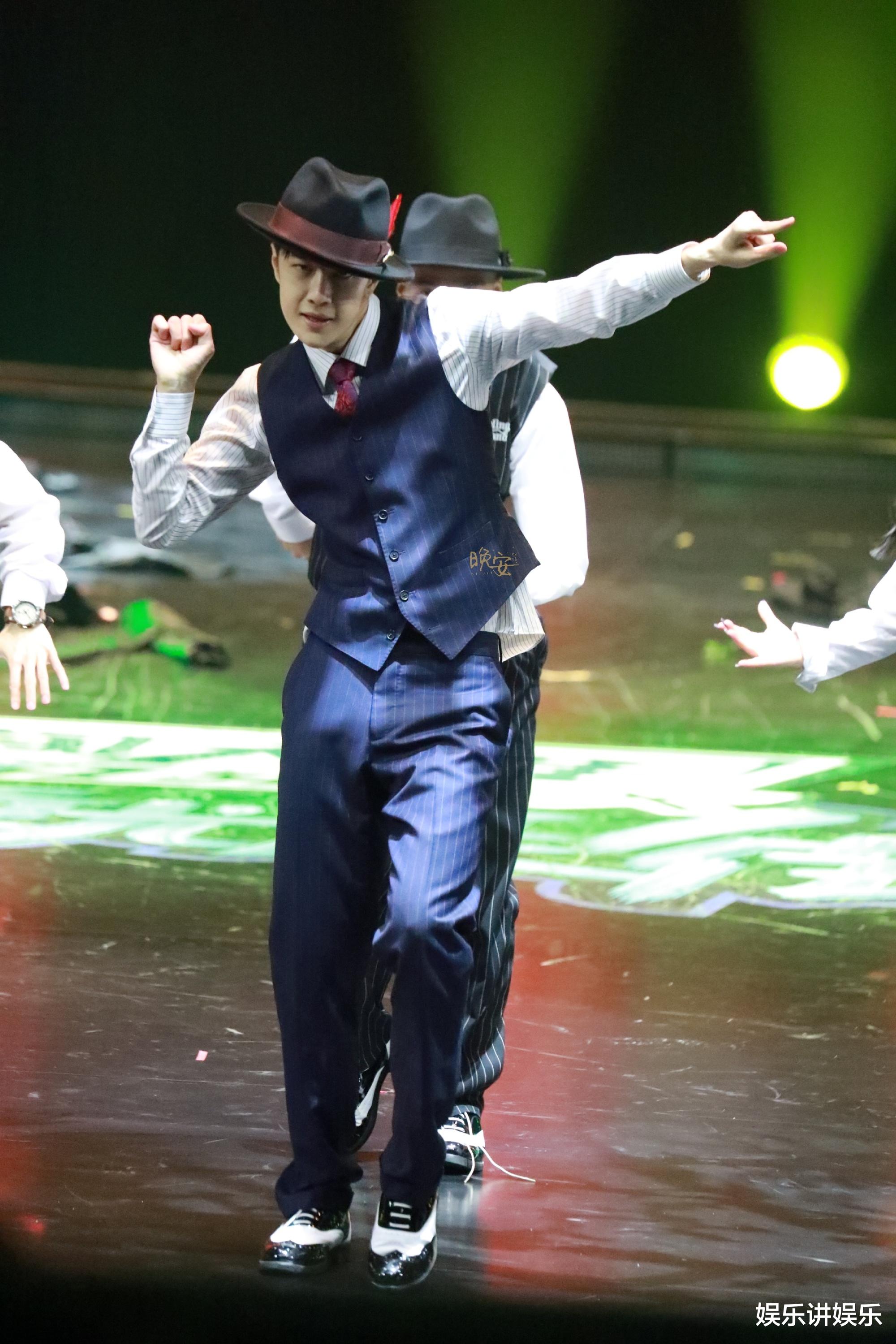 王一博|王一博参加《街舞》名号终定，引人注目，粉丝：招商工具人而已！