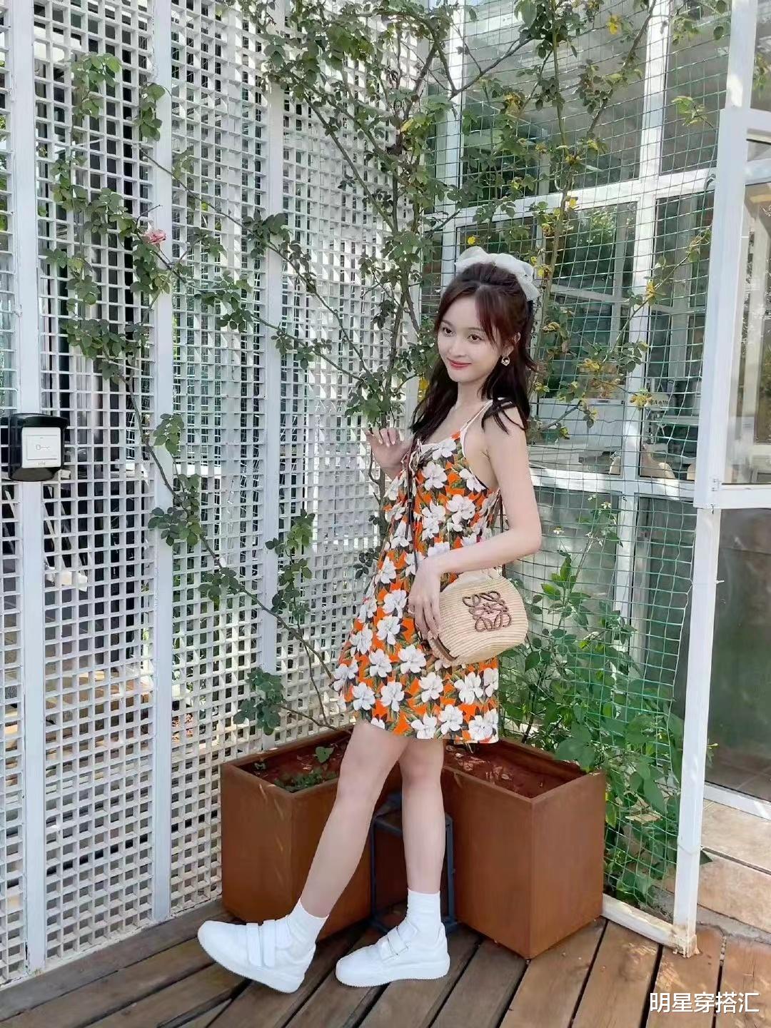 咖啡 吴宣仪穿橘底白花镂空吊带连衣裙，高扎马尾叙写清新夏季氛围