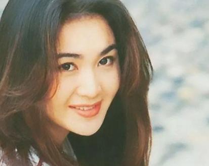 杨幂|年过半百还在装嫩的六位女星，美颜年轻30岁，生图却变老奶奶