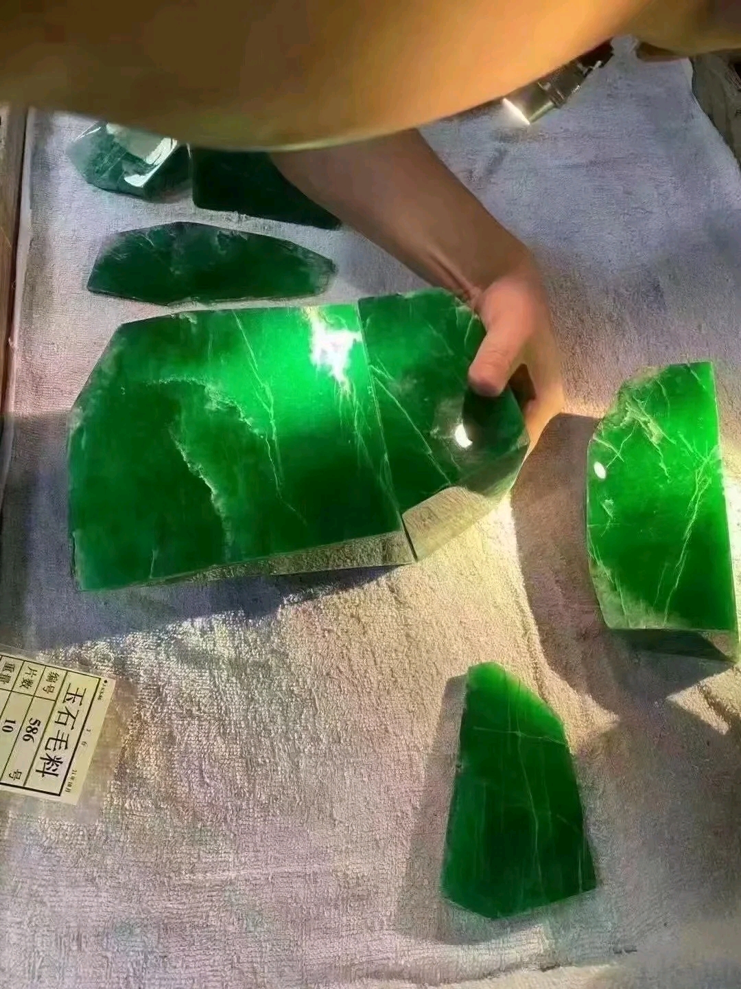 翡翠|典型翡翠标王,“一条线”切出一个亿!