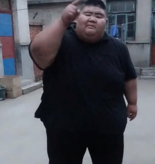 |网红王浩楠健身遭质疑，浑身湿透头发干爽似作假，网友：尿了？