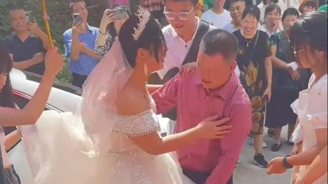 浙江：14岁儿子抱起38岁妈妈出嫁，新郎身份披露，更多真相被曝光
