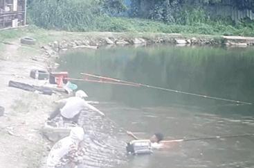 |广东一男子成功登上热搜，被40斤大鱼拖下水，狂喊救命却不丢鱼竿