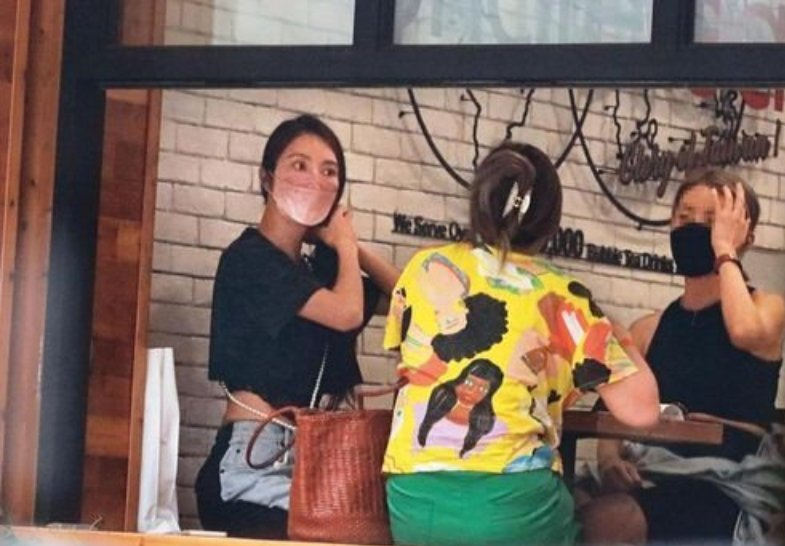 北京电影学院|吴速玲与好友聚会后接了女儿回到新住宅,疑似与曹格分开居住