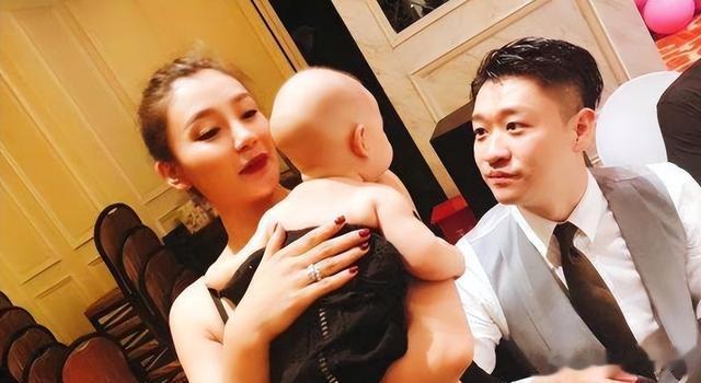 曹云金|曹云金与前妻唐菀疑复婚!分享一家三口合照:我们先你一步长大