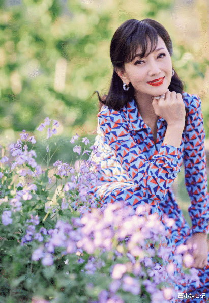 赵雅芝|不老女神“赵雅芝”晒近照，身穿碎花裙好似少女，笑起来可真甜