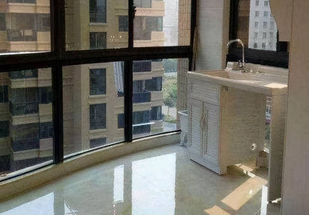 越来越多人阳台和客厅不做隔断了，现在流行这么弄，太聪明了