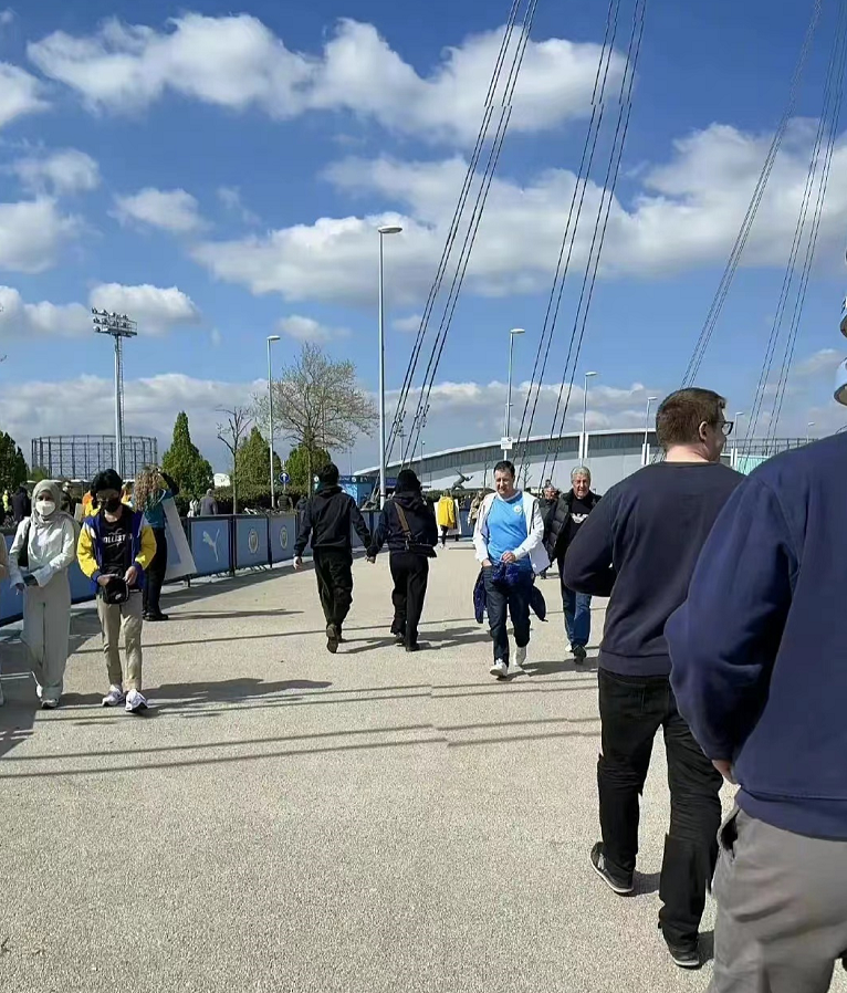 马思纯|马思纯为爱不要事业了?跟男友穿情侣装国外度假,身材壮硕像路人