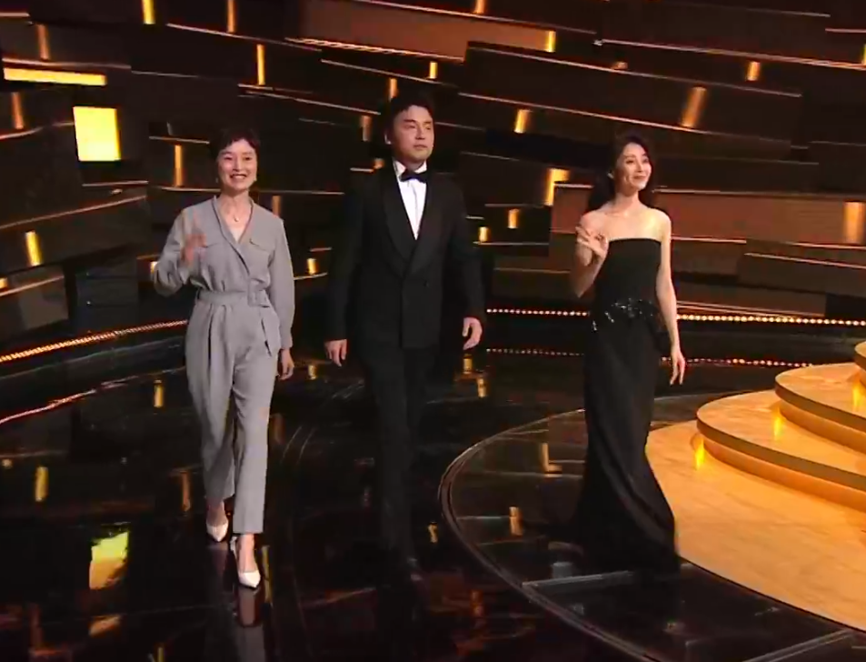 谭松韵|看众星金鹰奖颁奖礼造型：42岁殷桃黑裙显身材，谭松韵波点裙清新