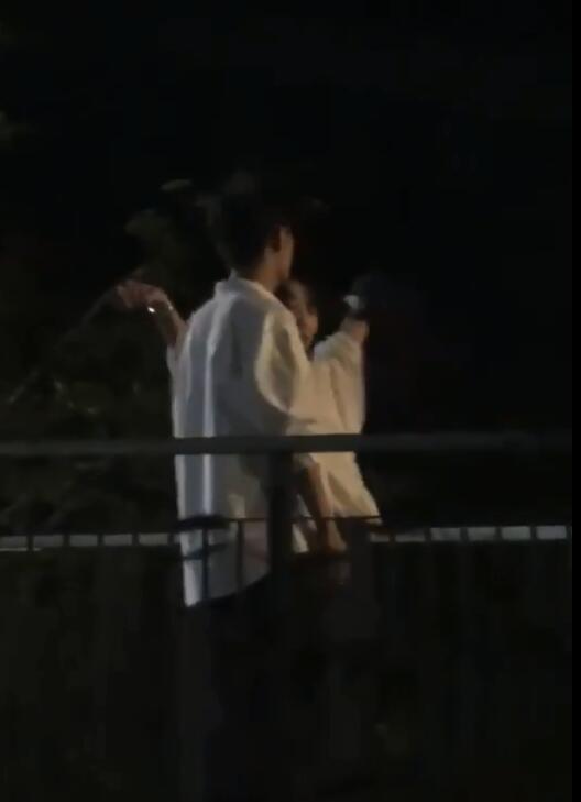 肖战|《骄阳》首曝肖战白百何同框，酒后散步有CP感，她的白衬衣开好低