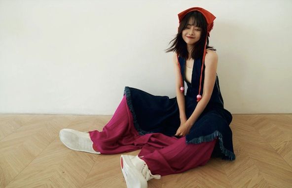 陈钰琪|谭松韵也太少女了吧？拍慵懒写真娃娃脸占优势，31岁好似小姑娘