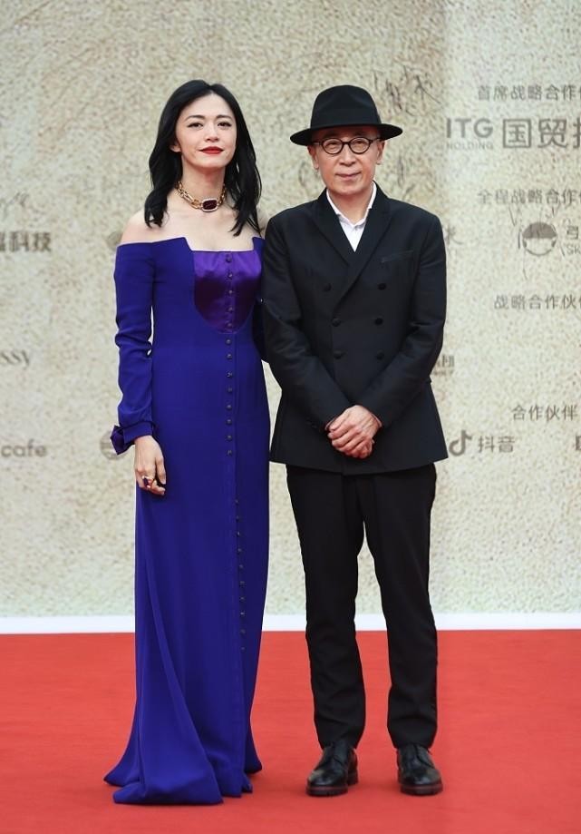 姚晨|姚晨不仅长得大气，衣品也是一等一的好，一袭抹胸长裙太高贵了