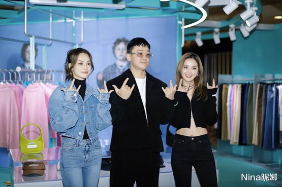 阿Sa|阿Sa真没偶像包袱!房间里光脚把火腿当吉他弹,40岁穿卫衣扎丸子头像学生妹