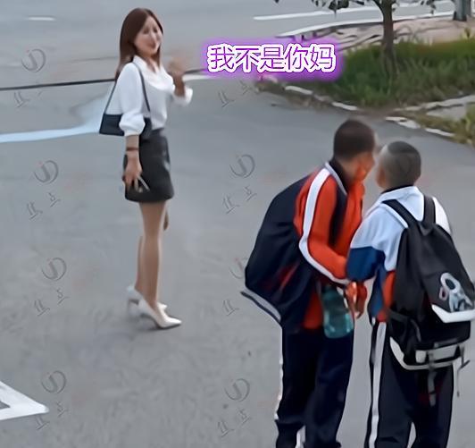 女子打扮清纯出去玩,巧遇儿子放学问妈妈去哪,女子:我不是你妈
