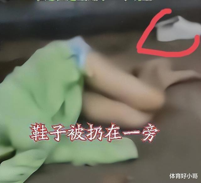 绿衣女子穿着清凉,醉酒后在大街上睡了1夜,网友:鞋子真白