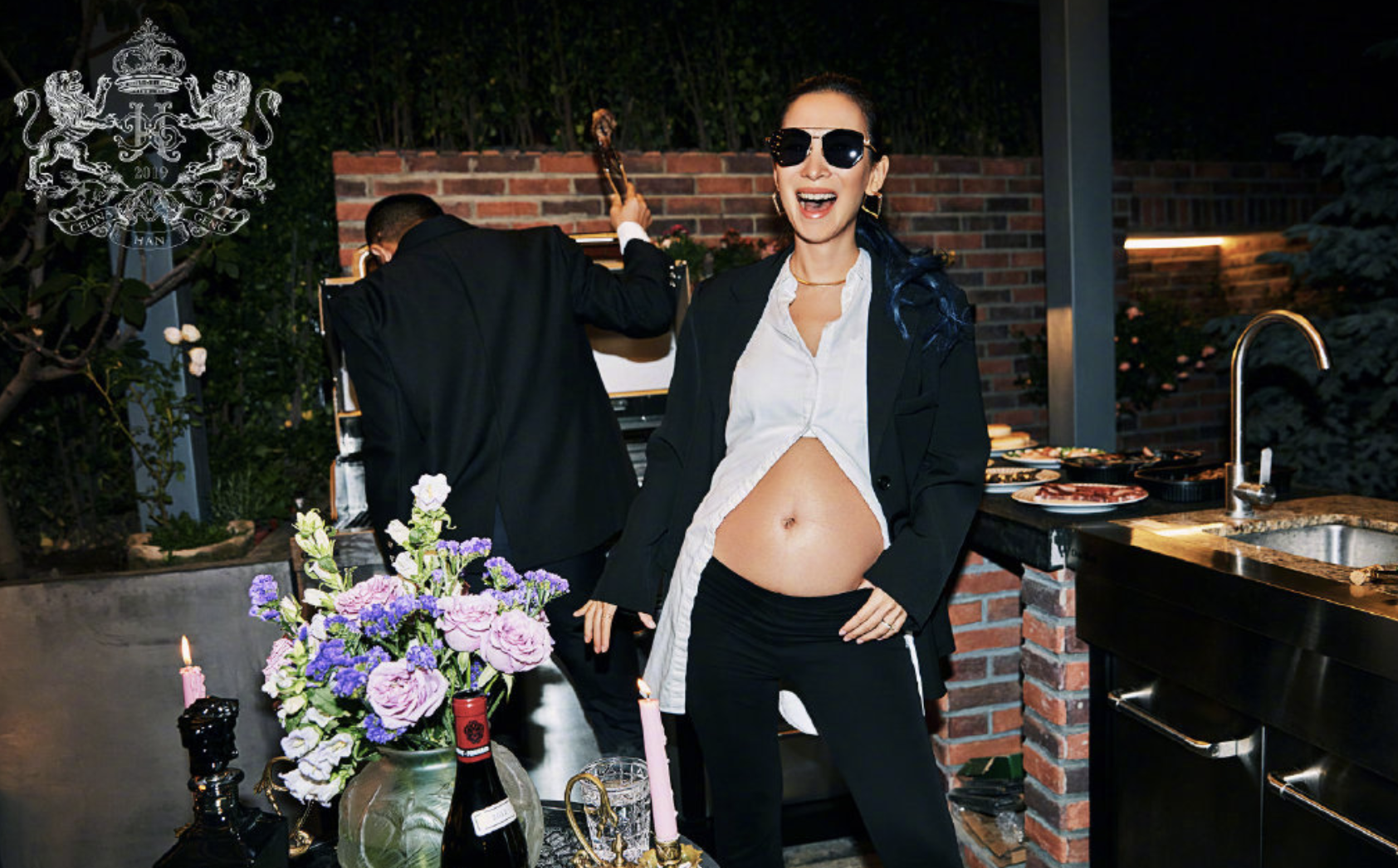 韩庚|韩庚官宣卢靖姗怀孕，挺同款“孕肚”拍写真，夫妻大方接吻超甜蜜