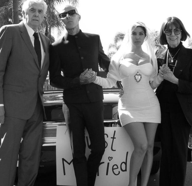 考特尼·卡戴珊|43岁考特尼·卡戴珊晒最新婚纱照!与丈夫当街秀恩爱,甜蜜不已