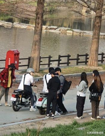 想见你|韩《想见你》拍摄直击！安孝燮骑摩托车高度还原，网友嗨炸：都一样