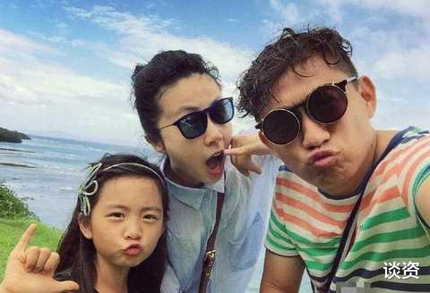 黄磊|黄磊首次带小女儿出境，为谷爱凌加油，颜值不输多多，也太漂亮了吧