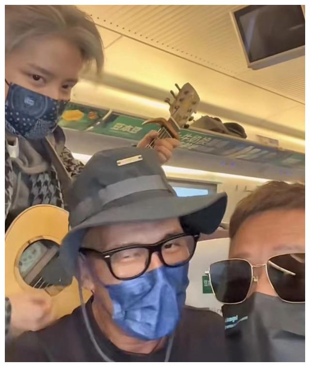 刘德华|刘德华坐高铁好兴奋！激动自拍跟家人分享，还对自己全身狂喷酒精