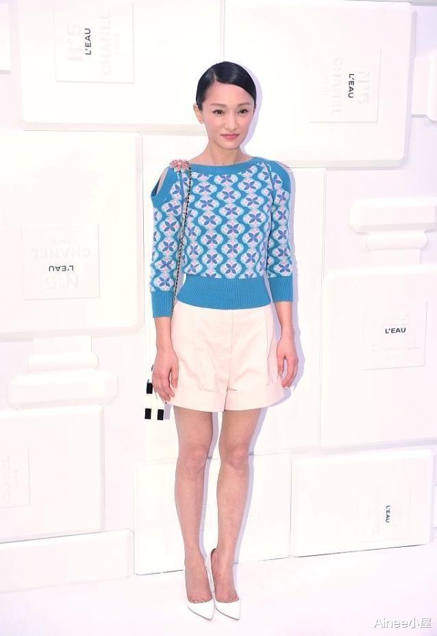 周迅|看得出周迅也老了，薄纱衬衫配皮裙挺减龄，但眉眼状态太真实了