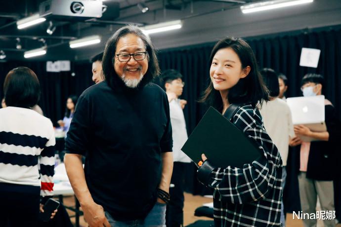 倪妮|内娱颜值天花板！倪妮穿格纹衬衫纯素颜开会白到发光，“大佬坐姿”真牛