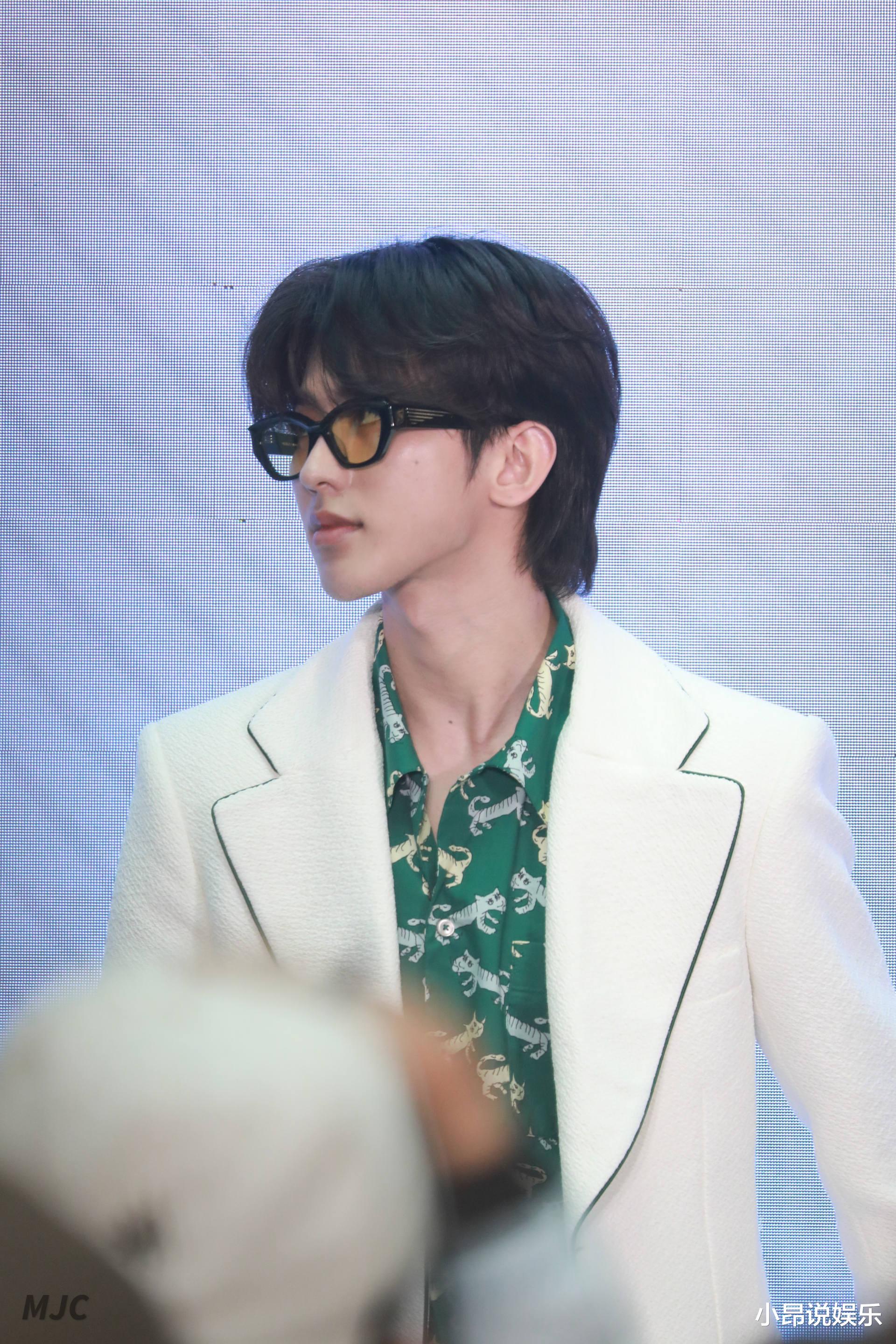 蔡徐坤|蔡徐坤现身线下活动,白色西服炫优越身材比例,怼脸镜头不见瑕疵