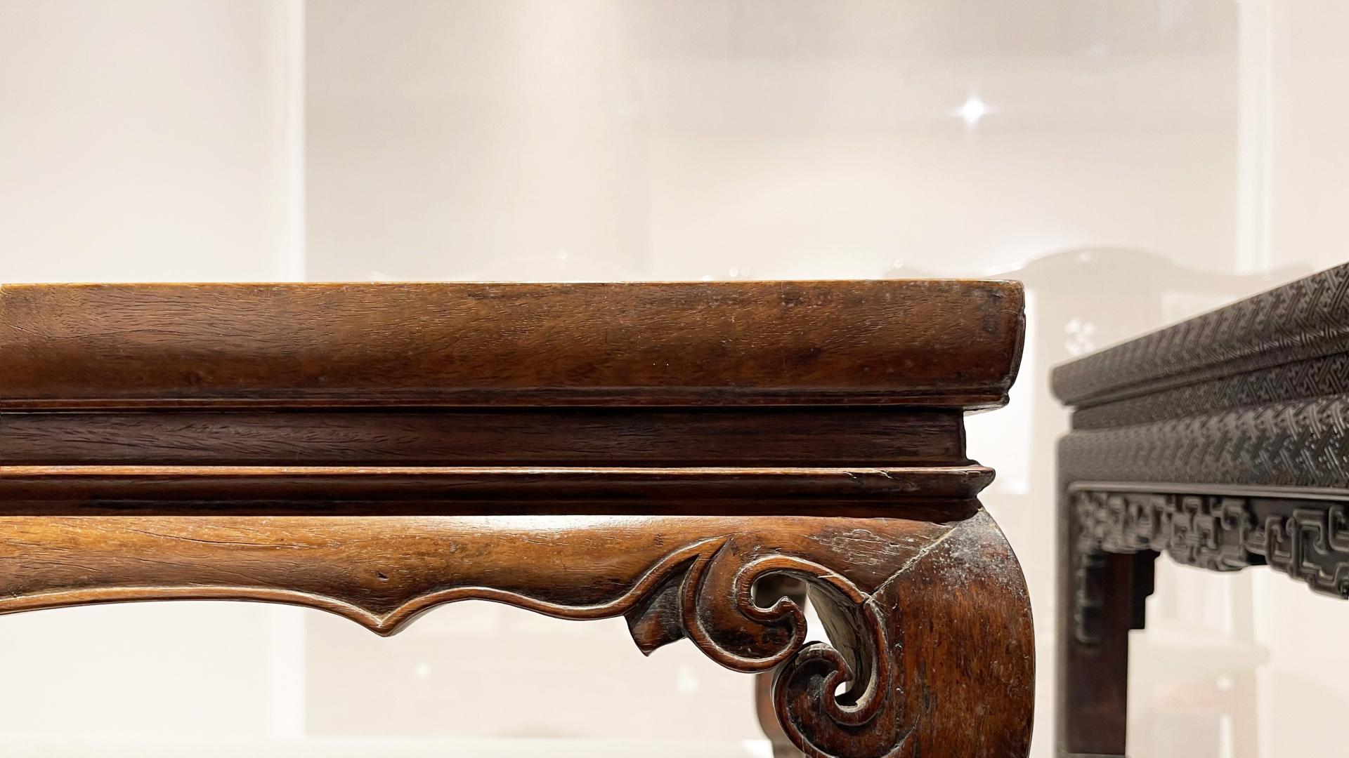 |束腰托腮牙条一木，您可见过假三上黄花梨家具？