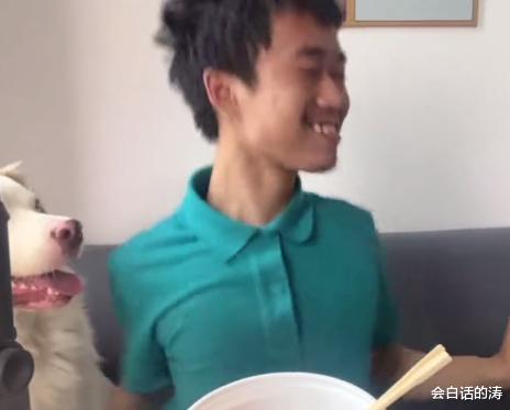 |男网红模仿“吃个桃桃”走红，被嘲“最娘”网红，网友：建议封杀