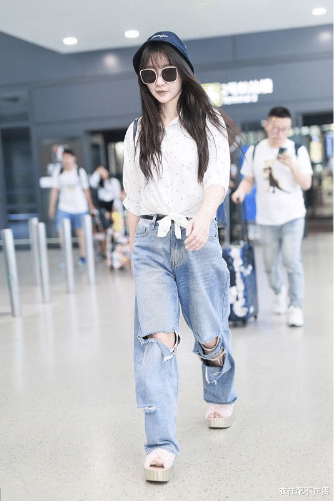 柳岩|柳岩造型翻车？学别人衬衫打结反而显腰粗，穿出上宽下宽的既视感