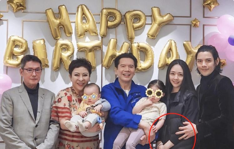 郭碧婷|向佐一家四口合体现身!怀抱儿子不撒手,郭碧婷身形臃肿疑怀三胎