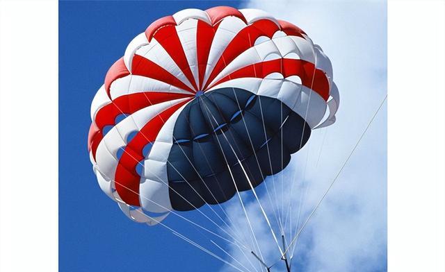 世界上最危险的六项世界纪录,太空跳伞、活吞响尾蛇,你敢挑战吗